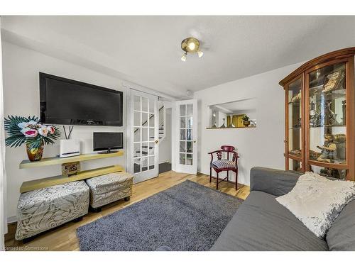 19 Railway Street, Hamilton, ON - Indoor Photo Showing Living Room