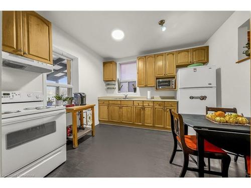 19 Railway Street, Hamilton, ON - Indoor Photo Showing Kitchen