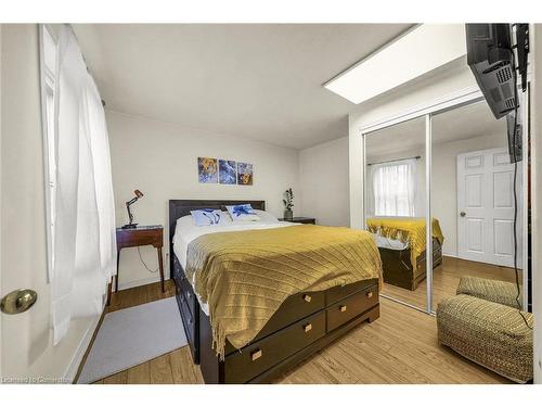 19 Railway Street, Hamilton, ON - Indoor Photo Showing Bedroom