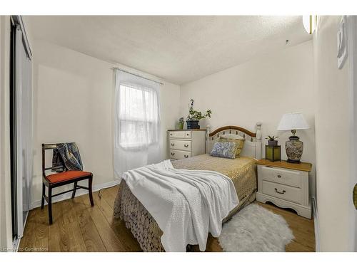 19 Railway Street, Hamilton, ON - Indoor Photo Showing Bedroom