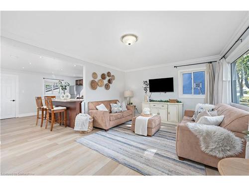 18 South Main Street, Thorold, ON - Indoor Photo Showing Living Room