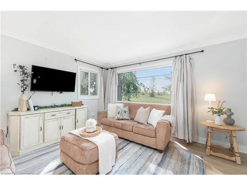 18 South Main Street, Thorold, ON - Indoor Photo Showing Living Room