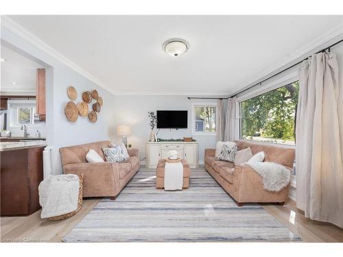 18 South Main Street, Thorold, ON - Indoor Photo Showing Living Room