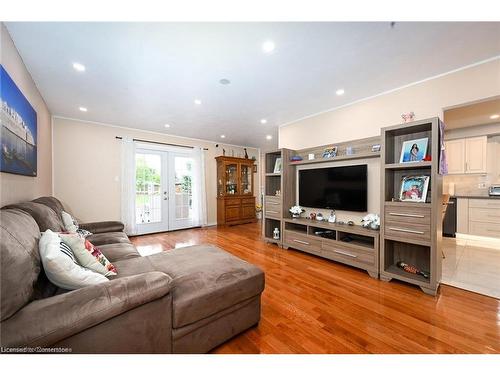 805 Stone Church Road E, Hamilton, ON - Indoor Photo Showing Living Room