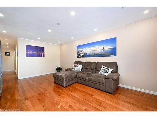 805 Stone Church Road E, Hamilton, ON - Indoor Photo Showing Living Room