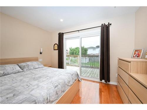 805 Stone Church Road E, Hamilton, ON - Indoor Photo Showing Bedroom