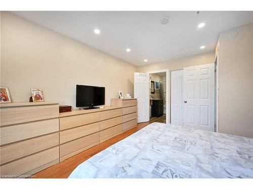 805 Stone Church Road E, Hamilton, ON - Indoor Photo Showing Bedroom