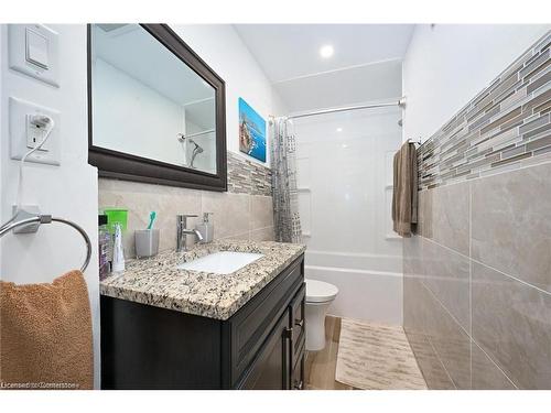 805 Stone Church Road E, Hamilton, ON - Indoor Photo Showing Bathroom