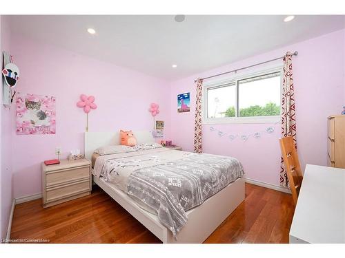 805 Stone Church Road E, Hamilton, ON - Indoor Photo Showing Bedroom