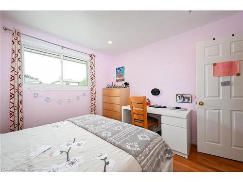 805 Stone Church Road E, Hamilton, ON - Indoor Photo Showing Bedroom