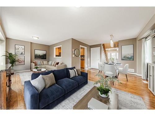 4-124 College Street, Smithville, ON - Indoor Photo Showing Living Room