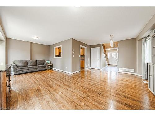 4-124 College Street, Smithville, ON - Indoor Photo Showing Living Room