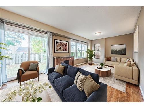 4-124 College Street, Smithville, ON - Indoor Photo Showing Living Room