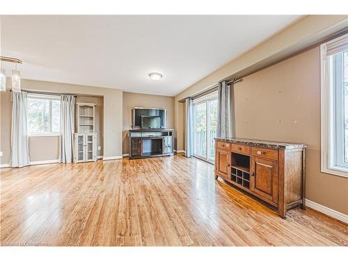 4-124 College Street, Smithville, ON - Indoor Photo Showing Living Room