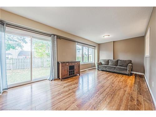 4-124 College Street, Smithville, ON - Indoor Photo Showing Living Room