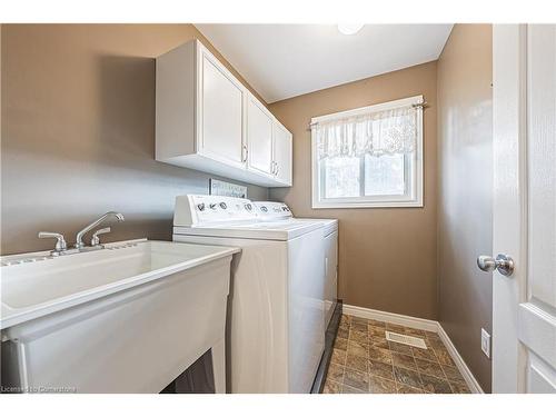 4-124 College Street, Smithville, ON - Indoor Photo Showing Laundry Room