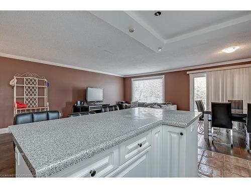 1326 Consort Crescent, Burlington, ON - Indoor Photo Showing Kitchen