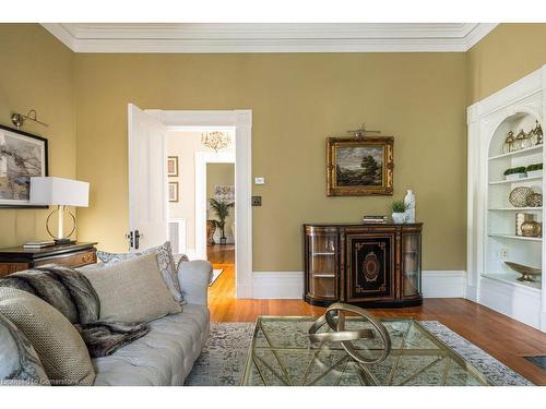 30 South Street W, Dundas, ON - Indoor Photo Showing Living Room