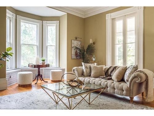 30 South Street W, Dundas, ON - Indoor Photo Showing Living Room