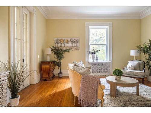 30 South Street W, Dundas, ON - Indoor Photo Showing Living Room