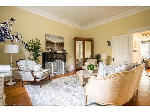 30 South Street W, Dundas, ON - Indoor Photo Showing Living Room