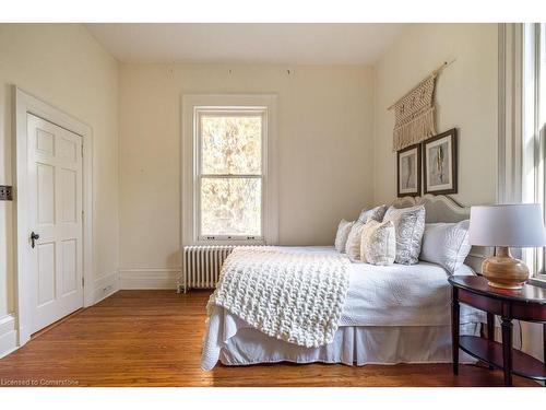 30 South Street W, Dundas, ON - Indoor Photo Showing Bedroom