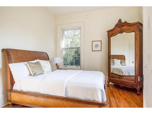 30 South Street W, Dundas, ON - Indoor Photo Showing Bedroom