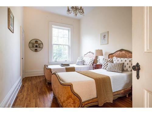 30 South Street W, Dundas, ON - Indoor Photo Showing Bedroom