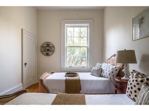 30 South Street W, Dundas, ON - Indoor Photo Showing Bedroom