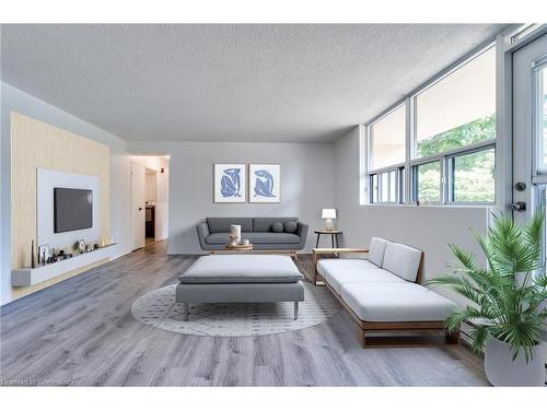 109-700 Dynes Road, Burlington, ON - Indoor Photo Showing Living Room