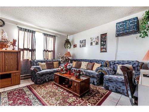 1295 Cannon Street E, Hamilton, ON - Indoor Photo Showing Living Room