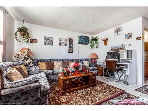 1295 Cannon Street E, Hamilton, ON - Indoor Photo Showing Living Room