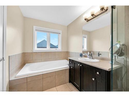 12 Matteo Trail, Hamilton, ON - Indoor Photo Showing Bathroom