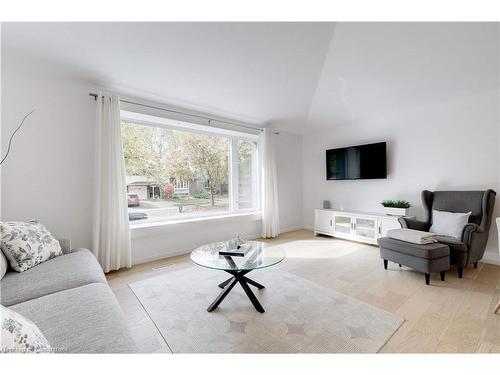 627 Mullin Way, Burlington, ON - Indoor Photo Showing Living Room