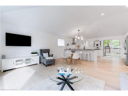 627 Mullin Way, Burlington, ON - Indoor Photo Showing Living Room