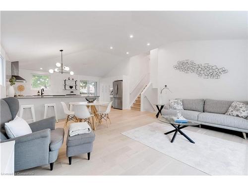 627 Mullin Way, Burlington, ON - Indoor Photo Showing Living Room