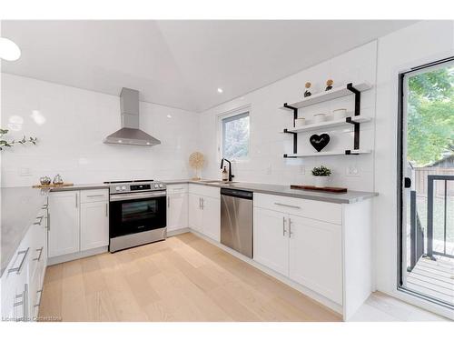 627 Mullin Way, Burlington, ON - Indoor Photo Showing Kitchen With Upgraded Kitchen