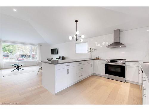 627 Mullin Way, Burlington, ON - Indoor Photo Showing Kitchen With Upgraded Kitchen