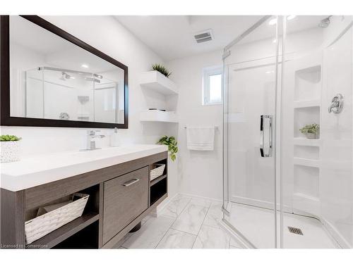 627 Mullin Way, Burlington, ON - Indoor Photo Showing Bathroom