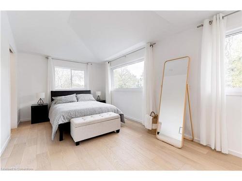 627 Mullin Way, Burlington, ON - Indoor Photo Showing Bedroom