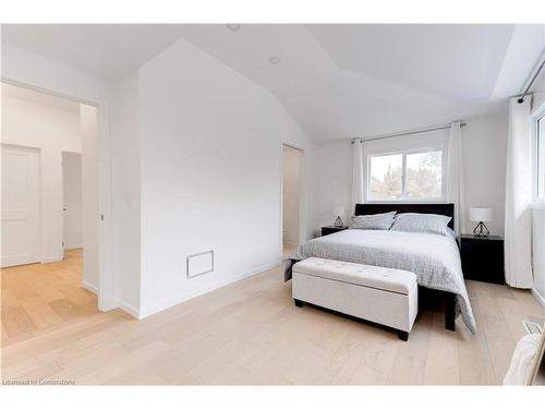 627 Mullin Way, Burlington, ON - Indoor Photo Showing Bedroom