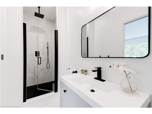 627 Mullin Way, Burlington, ON - Indoor Photo Showing Bathroom