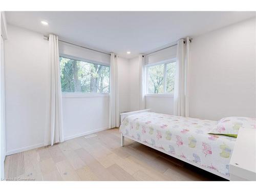 627 Mullin Way, Burlington, ON - Indoor Photo Showing Bedroom