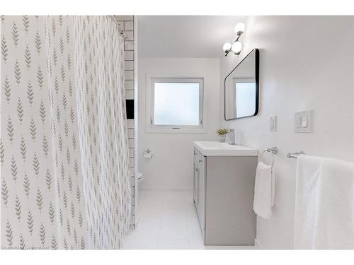 627 Mullin Way, Burlington, ON - Indoor Photo Showing Bathroom