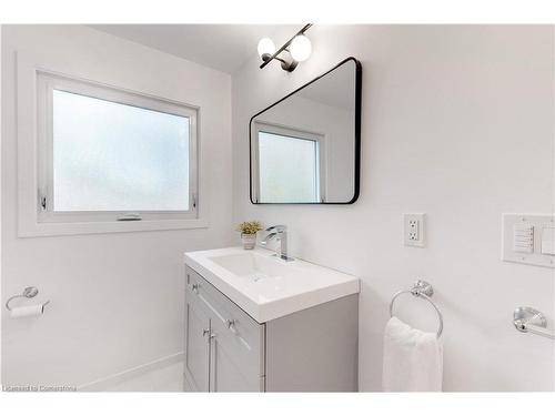 627 Mullin Way, Burlington, ON - Indoor Photo Showing Bathroom