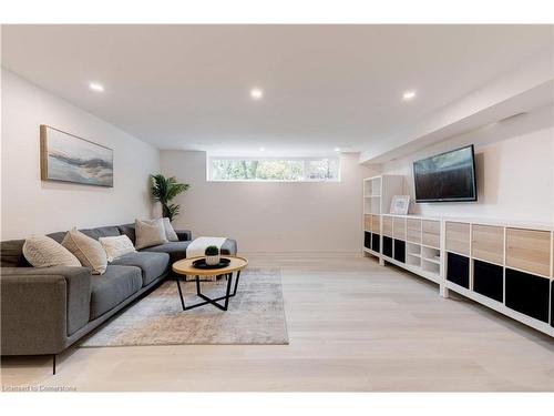 627 Mullin Way, Burlington, ON - Indoor Photo Showing Living Room