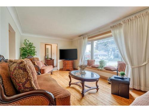 182 West 23Rd Street, Hamilton, ON - Indoor Photo Showing Living Room