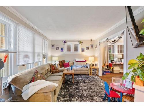 2284 Fraser Avenue, Windsor, ON - Indoor Photo Showing Living Room