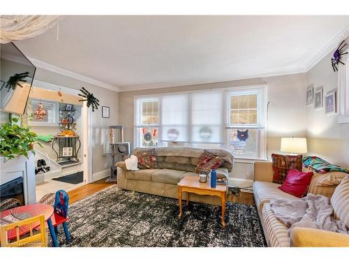 2284 Fraser Avenue, Windsor, ON - Indoor Photo Showing Living Room