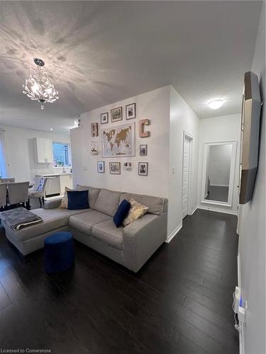 27-290 Barton Street W, Hamilton, ON - Indoor Photo Showing Living Room